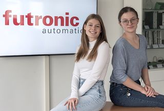Die beiden Neuen bei futronic: Caroline Ströhle (links) und Annika Schneider absolvieren bei uns ihre Ausbildung zur Industriekauffrau mit Zusatzqualifikation. (Foto: futronic)